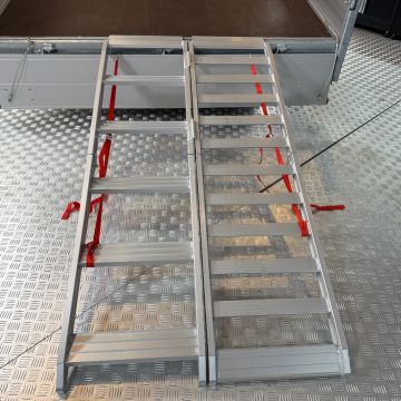 Extra brede oprijplaat met trap